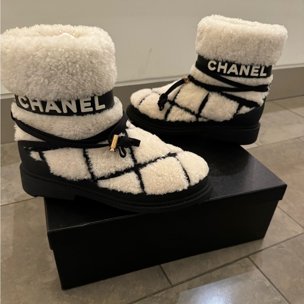 🆕 CHANEL Shearling Calfskin Short Boots